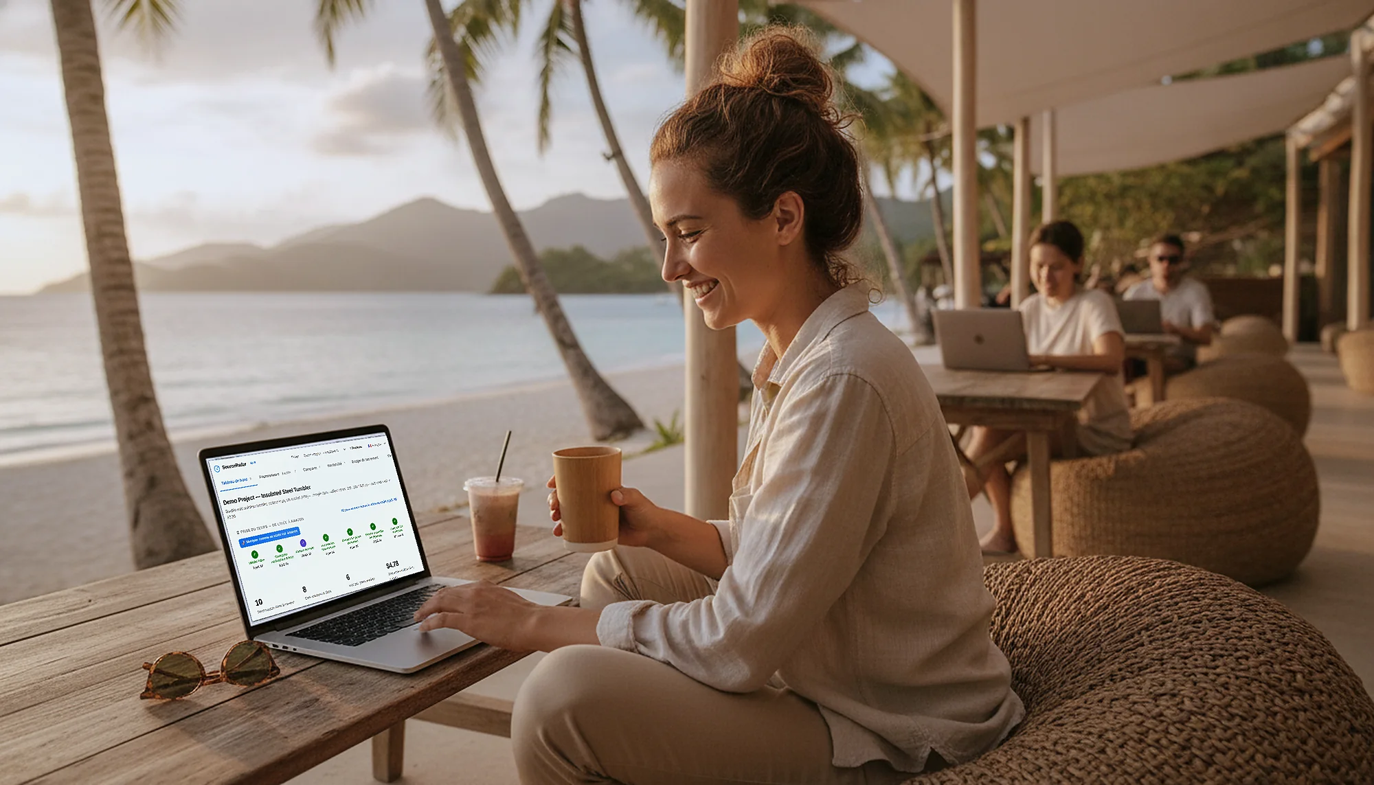 Vendeuse Amazon FBA travaillant sur son ordinateur portable depuis un espace de travail en bord de mer